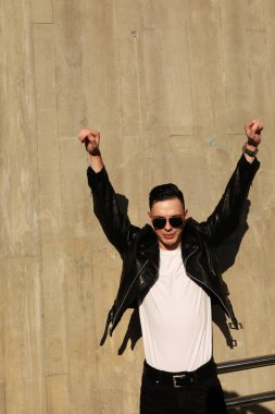 Eller havada yakışıklı bir genç adam. Moda erkeği sokakta poz veriyor. - Evet. Yüksek kalite fotoğraf.