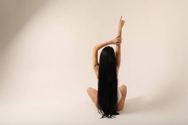 Uzun siyah saçlı, yumuşak makyajlı ve mükemmel ciltli güzel bir kadın. Yüksek kalite fotoğraf