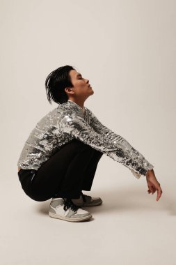 Beyaz arka planda poz veren kendine güvenen Asyalı genç bir adam. Dikey. Yüksek kalite fotoğraf.