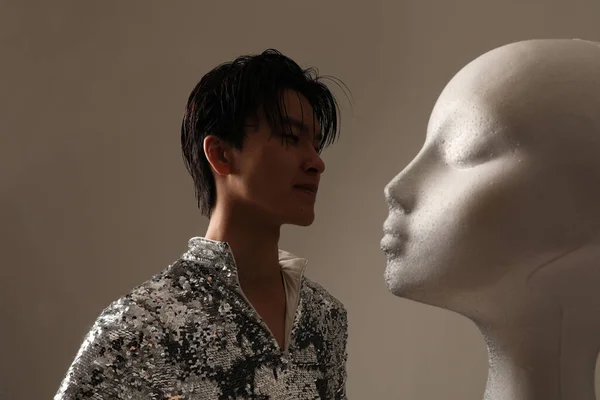 スタジオでポーズをとっている若いアジア人男性を自信を持って 精神衛生だ モックアップ 高品質の写真 — ストック写真
