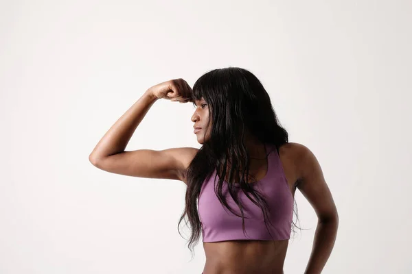 Seorang Atlet Wanita Muda Menunjukkan Bisepnya Atas Dinding Putih Konsep — Stok Foto