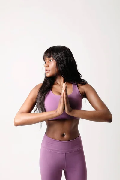 Wanita Muda Melakukan Latihan Yoga Atas Latar Belakang Putih Vertikal — Stok Foto