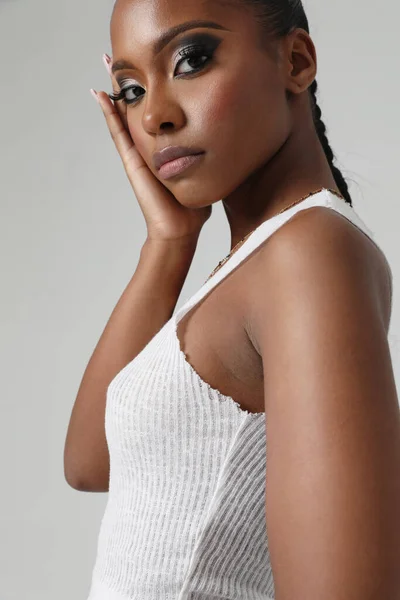 Joven Mujer Hermosa Moda Con Trenzas Peinado Posando Pared Blanca —  Fotos de Stock