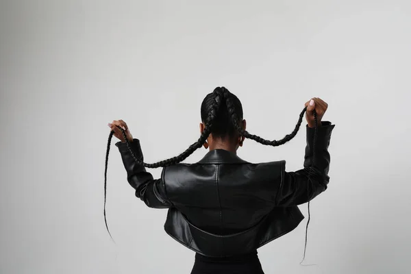 Jeune Femme Mode Avec Une Coiffure Tresses Posant Sur Mur — Photo