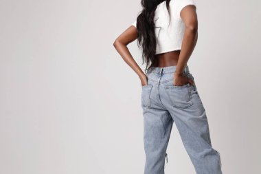 Beyaz arka planda duran uzun boylu bir kadının duruşu. İzole edilmiş. Yüksek kaliteli illüstrasyon.