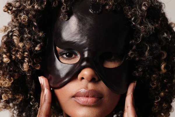 Retrato Uma Jovem Negra Com Máscara Preta Couro Rosto Close — Fotografia de Stock