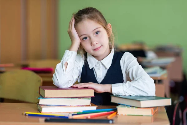 Söt Flicka Skolflicka Sitter Vid Ett Skrivbord Omgiven Böcker Titta — Stockfoto