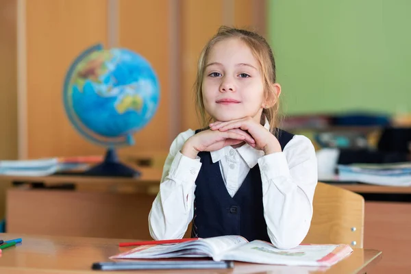 Uma Menina Bonita Estudante Senta Uma Mesa Cercada Por Livros — Fotografia de Stock