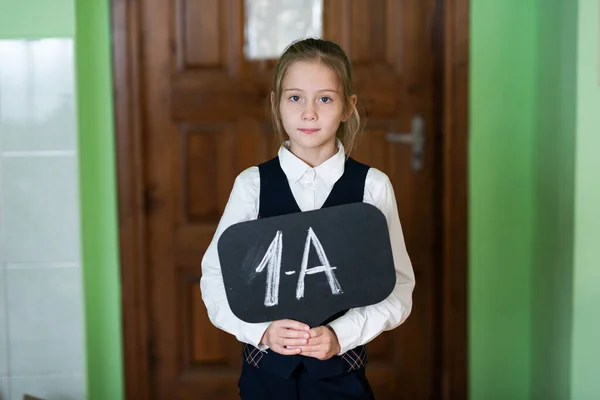 Söt Tjej Står Klassrummet Med Klass Skylt Skollivet — Stockfoto