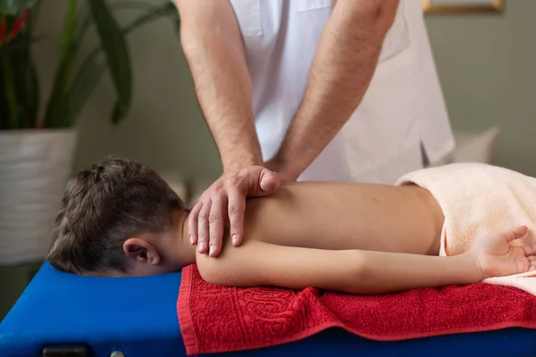 Wellness Masáž Pro Děti Ruce Maséra Zblízka Fyzioterapeut Pracující Pacientem — Stock fotografie
