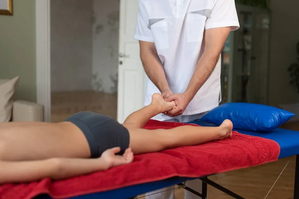 Wellness Masáž Pro Děti Ruce Maséra Zblízka Fyzioterapeut Pracující Pacientem — Stock fotografie