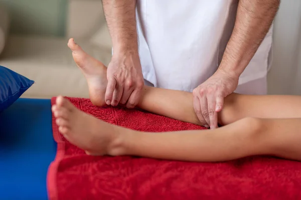 Wellness Masáž Pro Děti Ruce Maséra Zblízka Fyzioterapeut Pracující Pacientem — Stock fotografie