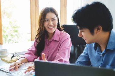 Ekonomist pazarlama stratejilerini açıklarken, finans planını dinledikten sonra, tartışmalar, veri analizleri, risk yönetimi, kadın işadamları memnuniyetle gülümsüyor.