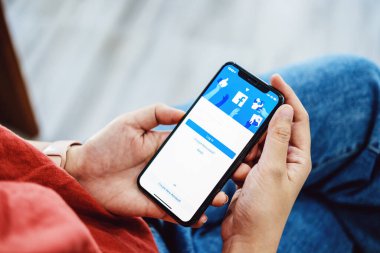 Chiang Mai Tayland. 30 Ocak 2020. Kadın ekranında facebook uygulaması olan akıllı bir telefon tutuyor. Facebook akıllı telefonlar için fotoğraf paylaşım uygulaması.