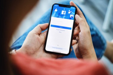 Chiang Mai Tayland. 30 Ocak 2020. Kadın ekranında facebook uygulaması olan akıllı bir telefon tutuyor. Facebook akıllı telefonlar için fotoğraf paylaşım uygulaması.