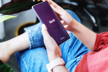 CHIANG MAI, THAILAND 30 HAZİRAN 2022 Yıldırım Atar uygulaması. Yıldırım Atar uygulaması olan akıllı telefon kullanan bir kadın. Marka logosu fotoğrafı..