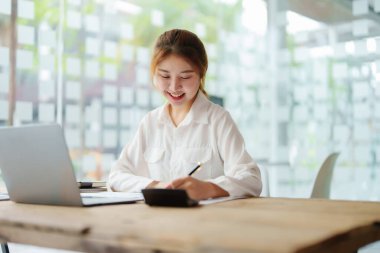 veri analizi, plan, pazarlama, muhasebe, denetleme, Asyalı iş kadınlarının pazarlama planlamasının portresi istatistiksel veri tablosu ve bilgisayar kullanarak pazarlama projesini toplantıda sunmak için.