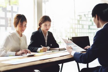 Beyin Fırtınası, Danışmanlık, Veri Analizi, Planlama, Pazarlama ve Muhasebe, Ekonomist, Yatırım belgelerine işaret eden bir kalem tutuyor..