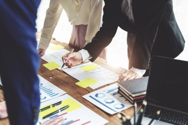 Beyin Fırtınası, Danışmanlık, Veri Analizi, Planlama, Pazarlama ve Muhasebe, Ekonomist, Yatırım belgelerine işaret eden bir kalem tutuyor..