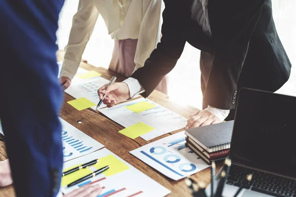 Beyin Fırtınası, Danışmanlık, Veri Analizi, Planlama, Pazarlama ve Muhasebe, Ekonomist, Yatırım belgelerine işaret eden bir kalem tutuyor..