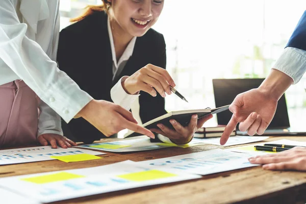 Beyin Fırtınası, Danışmanlık, Veri Analizi, Planlama, Pazarlama ve Muhasebe, Ekonomist, Yatırım belgelerine işaret eden bir kalem tutuyor..