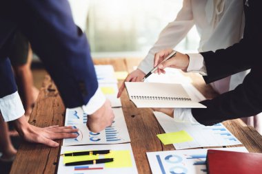 Beyin Fırtınası, Danışmanlık, Veri Analizi, Planlama, Pazarlama ve Muhasebe, Ekonomist, Yatırım belgelerine işaret eden bir kalem tutuyor..