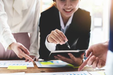 Beyin Fırtınası, Danışmanlık, Veri Analizi, Planlama, Pazarlama ve Muhasebe, Ekonomist, Yatırım belgelerine işaret eden bir kalem tutuyor..