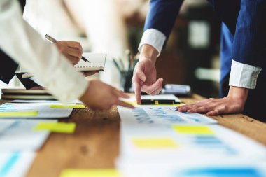 Beyin Fırtınası, Danışmanlık, Veri Analizi, Planlama, Pazarlama ve Muhasebe, Ekonomist, diğer şirketlerle rekabet etmek için kâr elde etmek amacıyla ortaklarla birlikte yatırım belgelerine işaret ediyor.