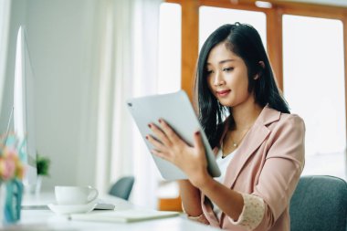 veri analizi, plan, pazarlama, muhasebe, denetim, Asyalı iş kadınlarının pazarlamayı planlarken tablet ve bilgisayar kullanarak pazarlama projesini sunmayı planladıkları portre.