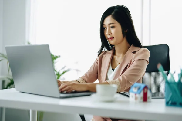 Análisis de datos, plan, marketing, contabilidad, auditoría, Retrato de la mujer de negocios asiática planificación de marketing utilizando la computadora para presentar el proyecto de plan de marketing en la reunión. — Foto de Stock