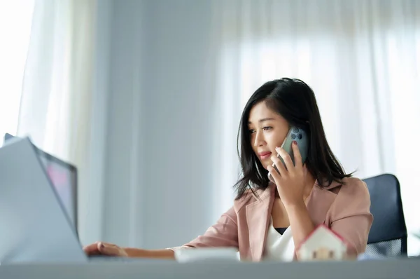 Análisis de datos, plan, marketing, contabilidad, auditoría, retrato de mujer de negocios asiática sosteniendo teléfono inteligente de marketing de planificación utilizando la hoja de datos estadísticos para presentar el proyecto de plan de marketing en la reunión. — Foto de Stock