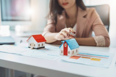 Planlama, harcama, ev modeline odaklanmak müşterinin finansal ve yatırım risklerini yönetmek için bir emlakçıyla ev satın alma konusunda karar vermesi..