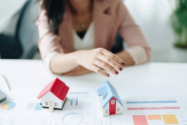 Planlama, harcama, ev modeline odaklanmak müşterinin finansal ve yatırım risklerini yönetmek için bir emlakçıyla ev satın alma konusunda karar vermesi..