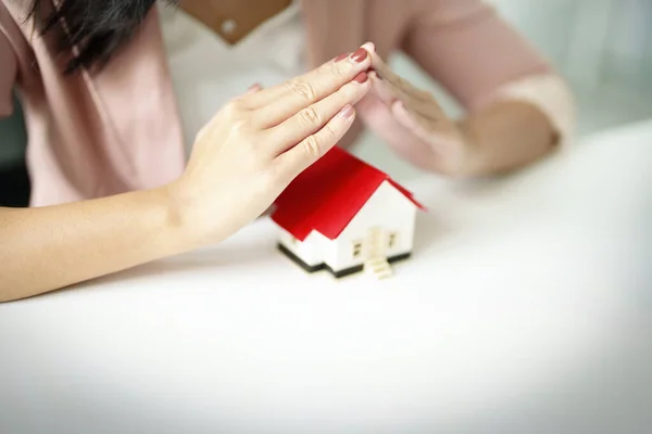 Agent, acheter et vendre un terrain, taxe foncière, montrer le concept de protection de la maison pour assurer le risque de dommages à la maison. — Photo