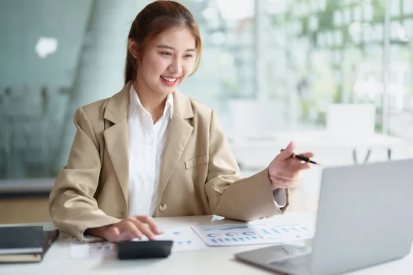 Analisi dei dati, roadmap, marketing, contabilità, auditing. Ritratto di imprenditrice asiatica che utilizza il computer in videoconferenza, presentando un piano di marketing utilizzando la scheda statistica al lavoro. — Foto Stock