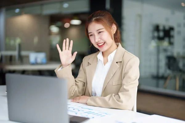Análisis de datos, hoja de ruta, marketing, contabilidad, auditoría. Retrato de una mujer de negocios asiática usando computadora en videoconferencia, presentando plan de marketing usando hoja de datos estadísticos en el trabajo. — Foto de Stock