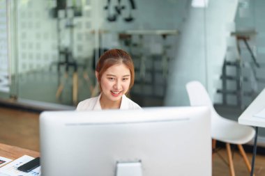 veri analizi, plan, pazarlama, muhasebe, denetleme, Asyalı iş kadınlarının pazarlama planlamasının portresi istatistiksel veri tablosu ve bilgisayar kullanarak pazarlama projesini toplantıda sunmak için.