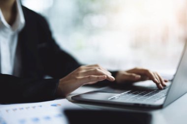 veri analizi, plan, pazarlama, muhasebe, denetleme, Asyalı iş kadınlarının pazarlama planlamasının portresi bilgisayar ve istatistiksel veri tablosu ile pazarlama projesini toplantıda sunmak için.