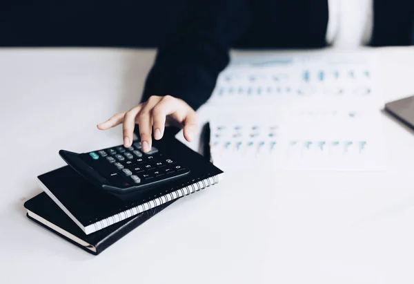Contador, Auditor, Self-Employed, Finanças e Investimento, cálculo de impostos e orçamento, empresária asiática usando uma calculadora para calcular. Documento de resultados da empresa. — Fotografia de Stock