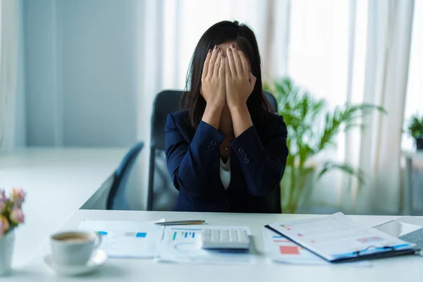 Síndrome de Burnout Concepto. La mujer de negocios se siente incómoda trabajando. Que es causado por el estrés, acumulado por el trabajo infructuoso y menos cuerpo en reposo. Consulte a un psiquiatra especialista. — Foto de Stock