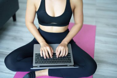 Stres atma, kas gevşemesi, nefes alma egzersizleri, egzersiz, meditasyon, genç Asyalı kadın yoga yaparak ofis işinden vucudunu rahatlatıyor..