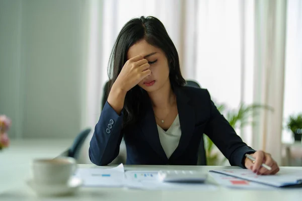Konzept Burnout-Syndrom. Geschäftsfrau fühlt sich unwohl bei der Arbeit. Was durch Stress verursacht wird, angehäuft durch erfolglose Arbeit und weniger ruhenden Körper. Konsultieren Sie einen Fachpsychiater. — Stockfoto