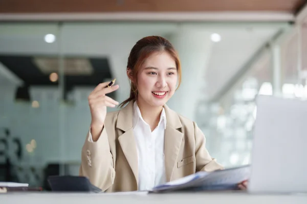 Datenanalyse, Roadmap, Marketing, Buchhaltung, Wirtschaftsprüfung. Porträt einer asiatischen Geschäftsfrau, die Computer in Videokonferenzen einsetzt und Marketingplan anhand statistischer Daten bei der Arbeit präsentiert. — Stockfoto