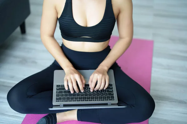 Stressabbau, Muskelentspannung, Atemübungen, Bewegung, Meditation, junge Asiatinnen entspannen ihren Körper von der Büroarbeit, indem sie Yoga praktizieren, indem sie Online-Tutorials ansehen. — Stockfoto