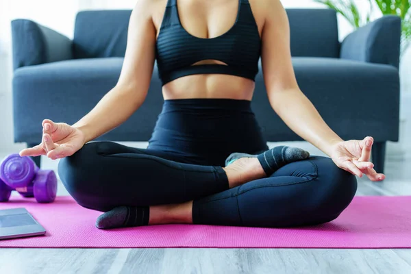 Stressabbau, Muskelentspannung, Atemübungen, Bewegung, Meditation, Porträt einer jungen Asiatin, die ihren Körper von der Büroarbeit entspannt, indem sie Yoga praktiziert, indem sie Online-Tutorials anschaut. — Stockfoto