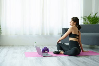 Stres atma, kas gevşemesi, nefes alma egzersizleri, egzersiz, meditasyon, genç Asyalı kadının portresi yoga yaparak vücudunu rahatlatıyor..