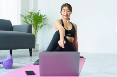 Stres atma, kas gevşemesi, nefes alma egzersizleri, egzersiz, meditasyon, genç Asyalı kadının portresi yoga yaparak vücudunu rahatlatıyor..