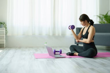 Stres atma, nefes alma egzersizleri, meditasyon, işten sonra kaslarını güçlendirmek için ağırlık kaldıran Asyalı sağlıklı kadının portresi..