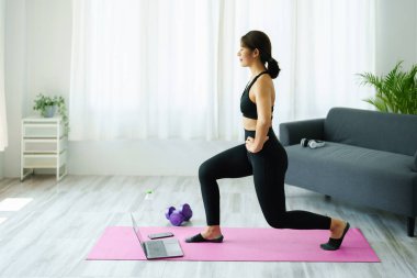 Stres atma, kas gevşemesi, nefes alma egzersizleri, egzersiz, meditasyon, genç Asyalı kadının portresi yoga yaparak vücudunu rahatlatıyor..