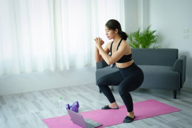 Stres atma, kas gevşemesi, nefes alma egzersizleri, egzersiz, meditasyon, genç Asyalı kadının portresi yoga yaparak vücudunu rahatlatıyor..